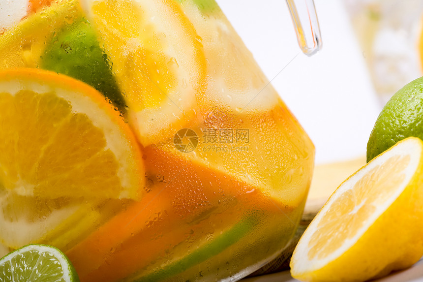 夏季饮料液体白色橙子柠檬玻璃酒吧水瓶茶点水果器皿图片