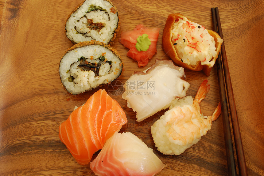配有nigiris和卷饼的寿司全餐旗鱼服务海鲜木头章鱼筷子拼盘饮食午餐食物图片