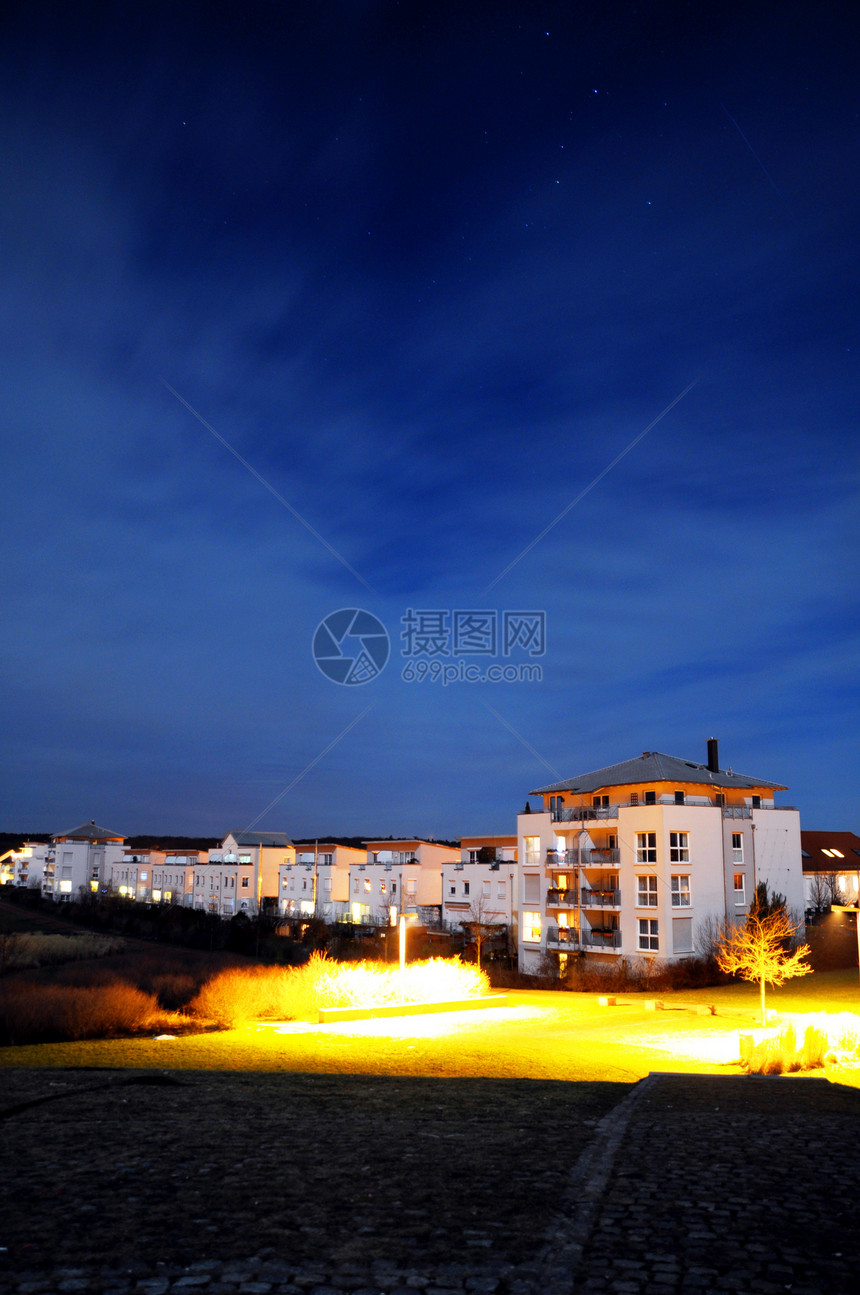 夜晚的天线财产天际建筑学城市星星蓝色居民住宅图片