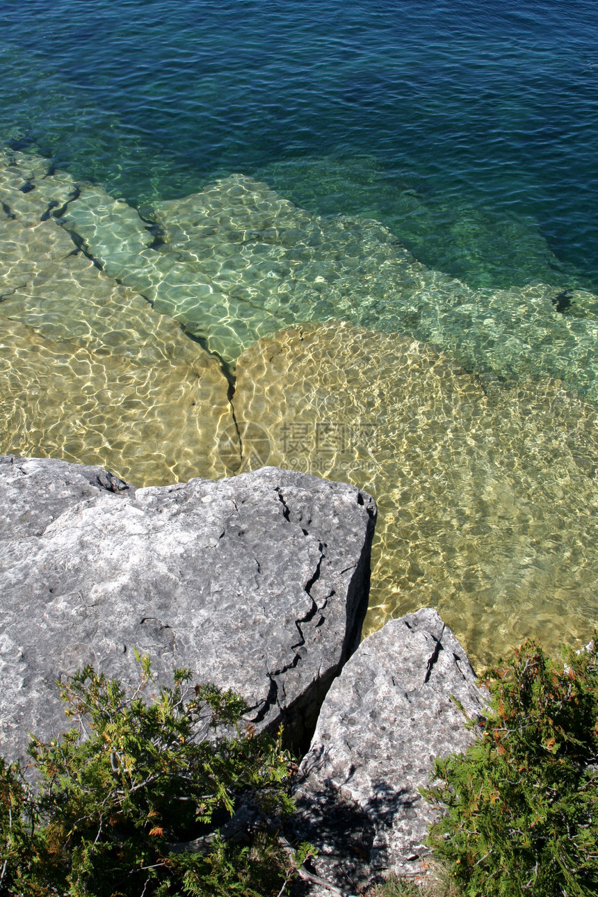 布鲁斯岩石石灰石蓝色裂缝波纹远景石头悬崖公园森林图片