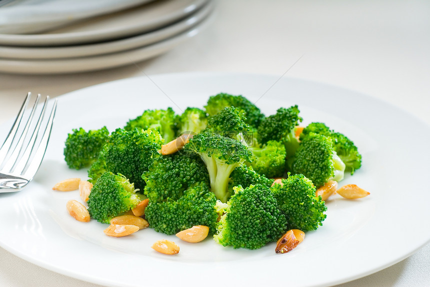 新鲜的西兰花和杏仁盘子烹饪宏观绿色营养白色蔬菜桌子美食沙拉图片