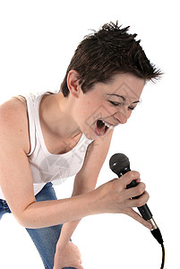 女人歌唱到麦克风女孩明星岩石音乐歌手白色唱歌音乐家摇滚乐摇滚背景图片