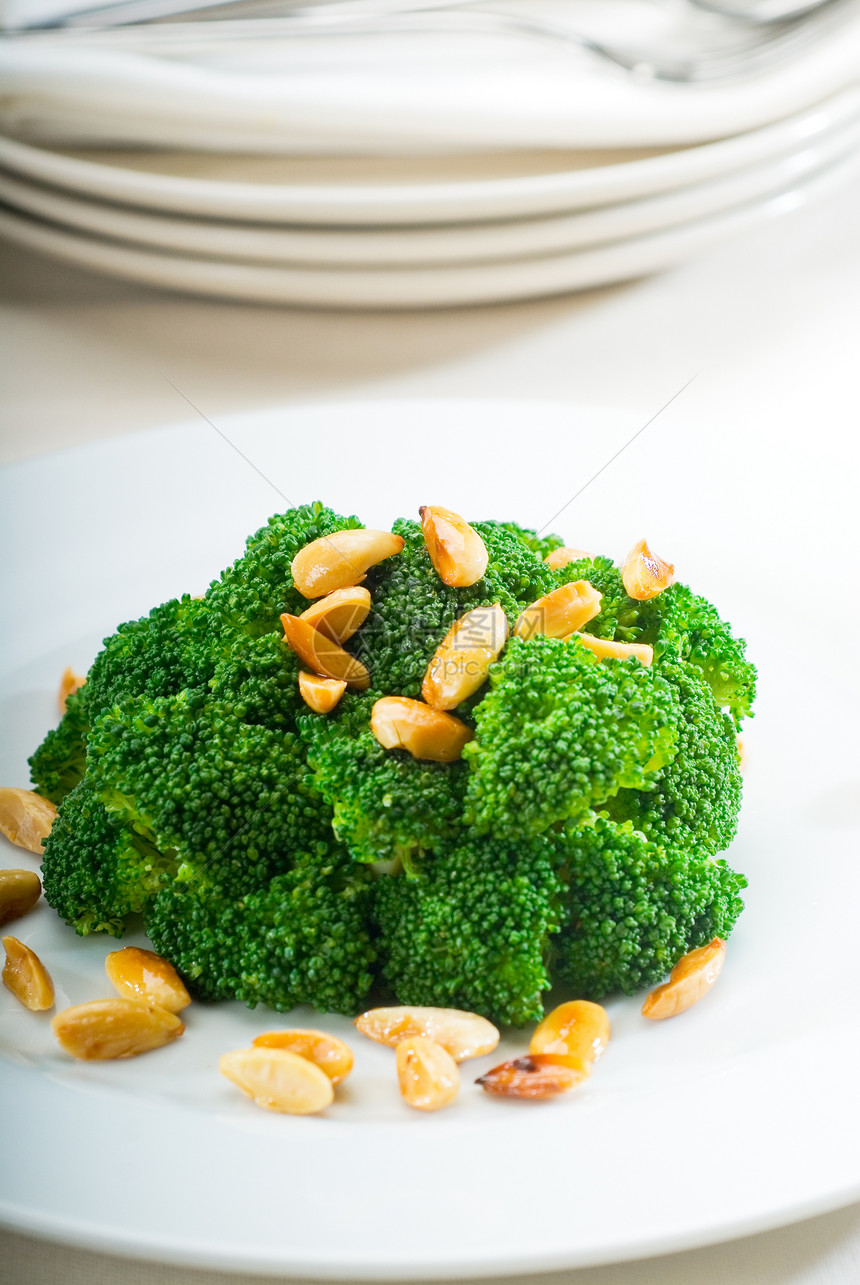 新鲜的西兰花和杏仁桌子盘子烹饪午餐食物蔬菜宏观饮食银器白色图片