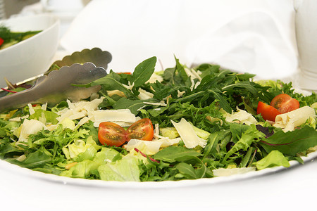 新鲜沙拉自助餐餐厅午餐起动机美食杂志蔬菜绿色草药服务背景图片