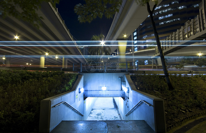 城市和地铁的夜间交通曲线风景土地划分地标隧道射线大灯场景街道图片