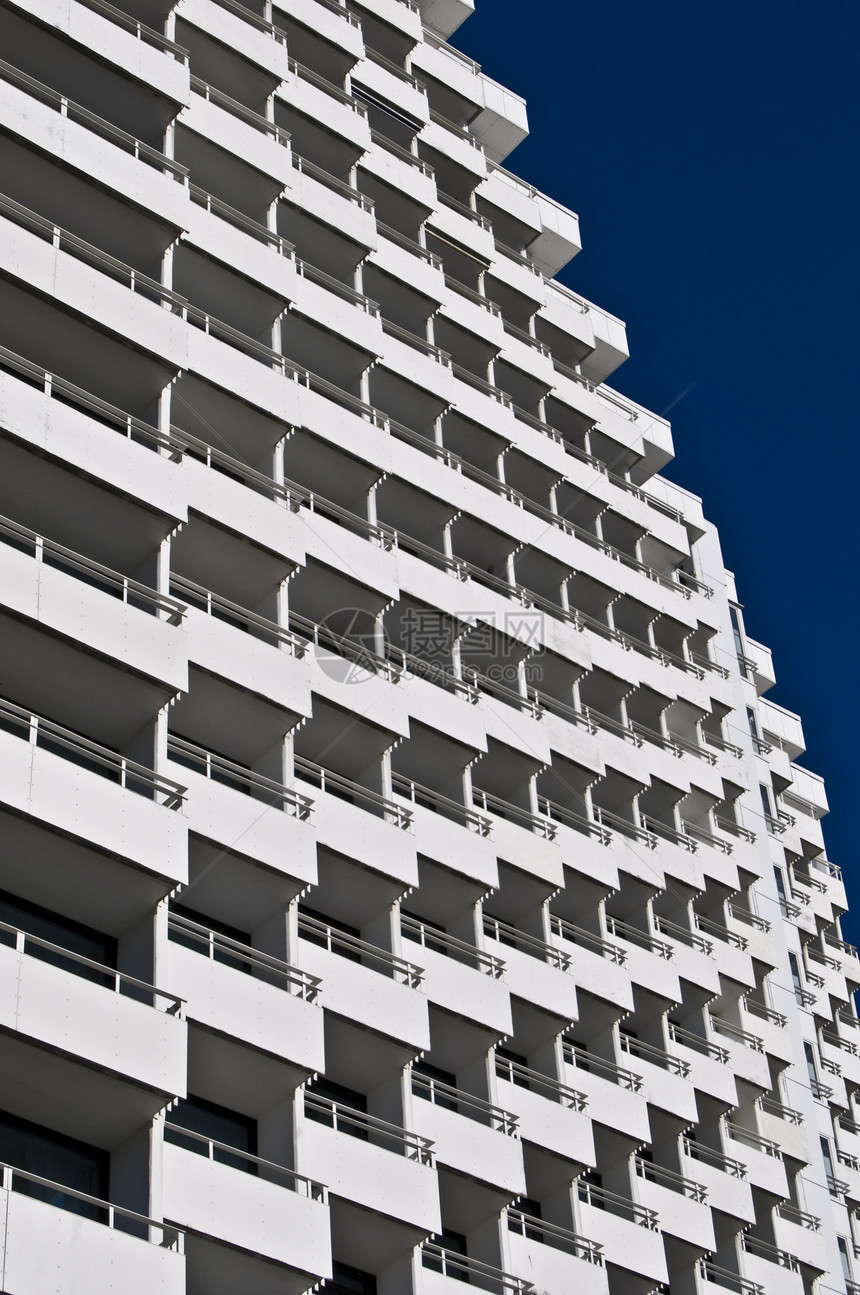结盘建筑学玻璃蓝色奢华公寓住房阳台白色住宅网格图片