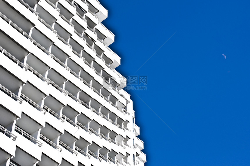 结盘住房财产公寓网格蓝色房子建筑阳台天空窗户图片