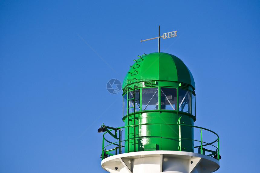 绿色灯塔导航地标航行右舷地平线天空船运建筑港口历史性图片