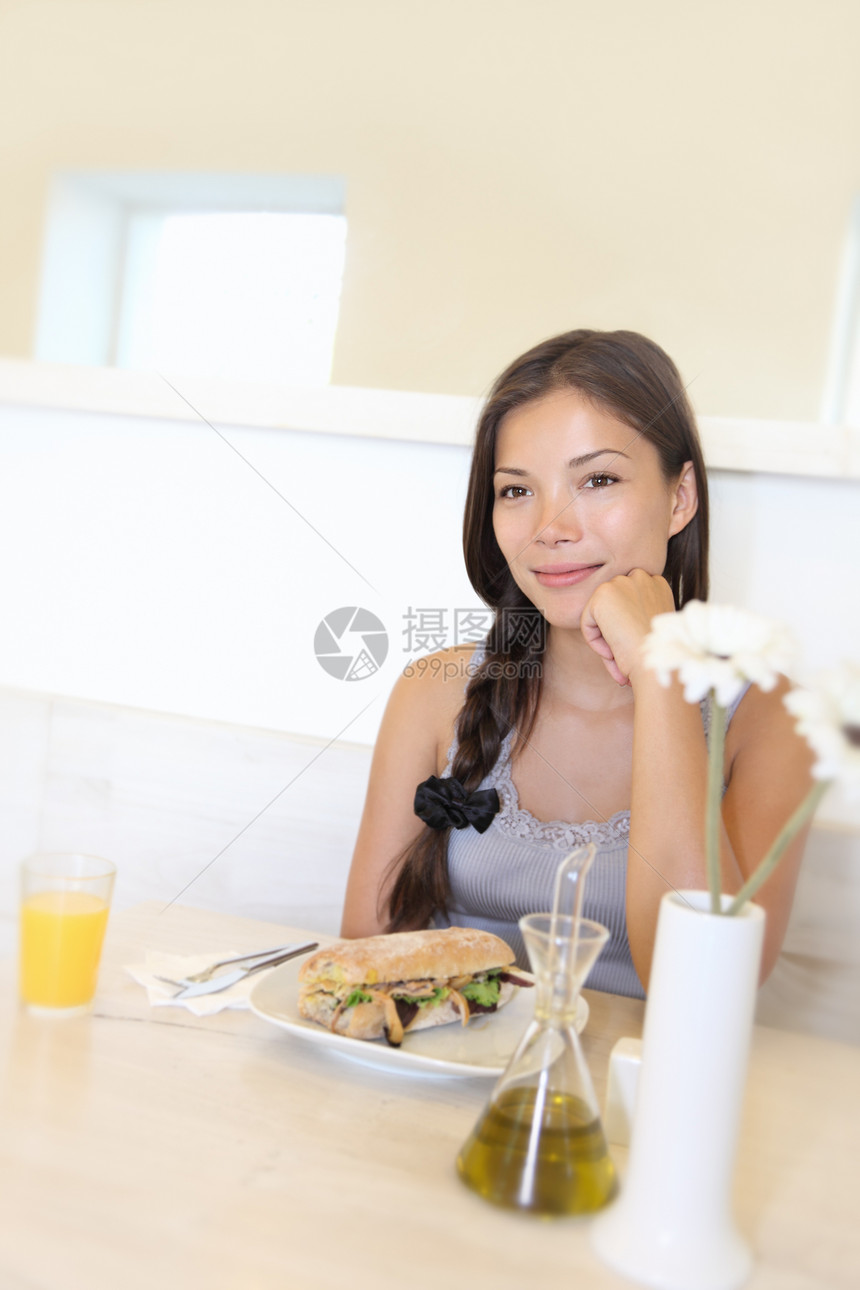 亚裔妇女在咖啡馆吃饭图片
