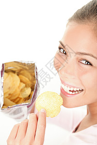 快乐的土豆薯片女人吃薯片筹码食物学生土豆零食青少年饮食小吃垃圾乐趣背景