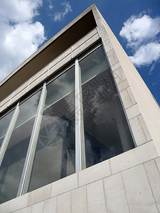 皇家节礼厅外出材料反光结构地标节日大厅天空玻璃多云窗户背景图片