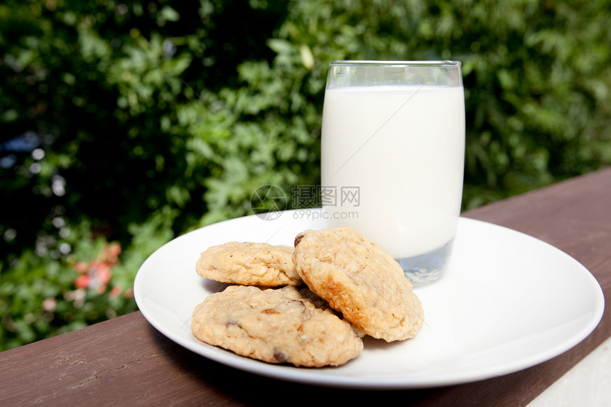 牛奶和饼干白色沙漠巧克力片小吃麦片食物甜点烘烤盘子玻璃图片