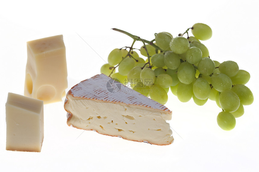 不同种类的干酪和葡萄图片