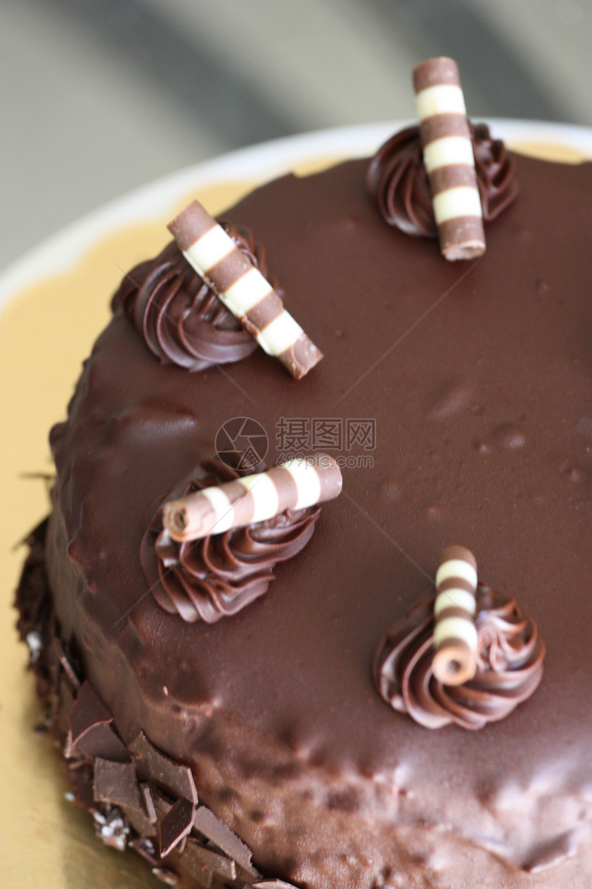 巧克力蛋糕糕点拼盘盘子白色纹理食物巧克力面团蛋糕甜点图片