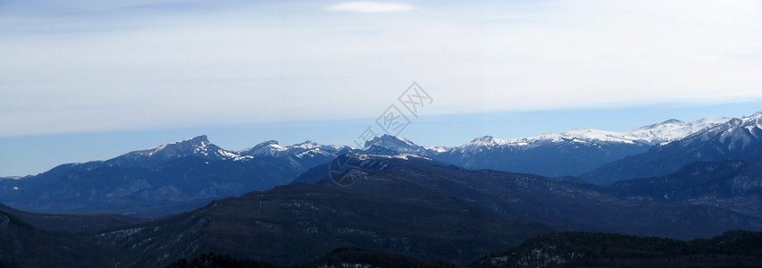 一段距离高山山脉解脱旅行登山植被距离白色斜坡风景山丘背景背景