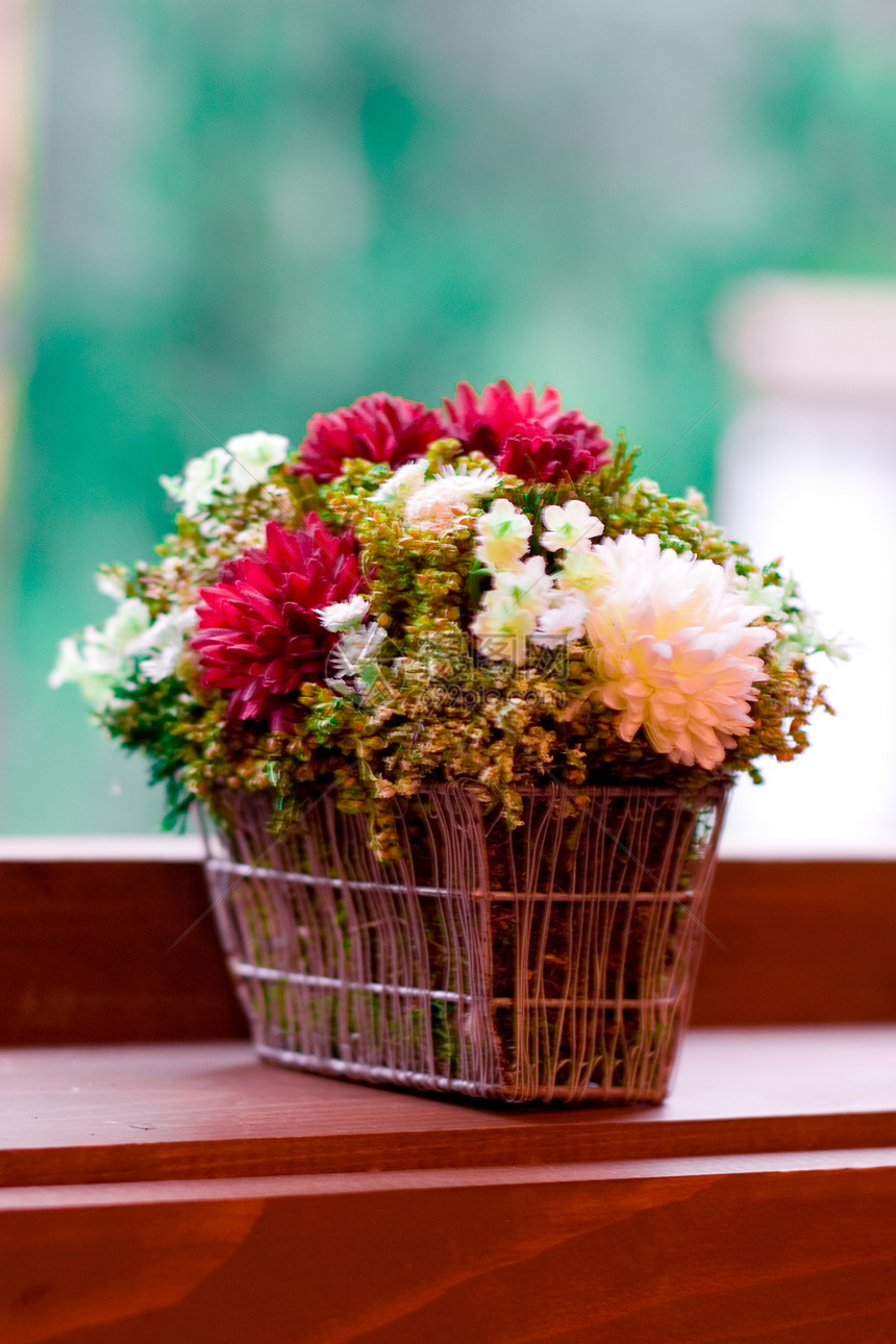 窗台上的花朵植物群白色花瓶绿色红色花瓣窗户花束妈妈篮子图片