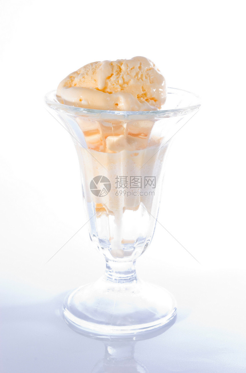玻璃杯中香草冰淇淋图片