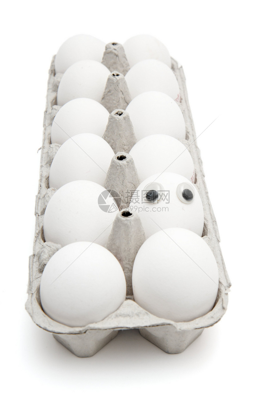 在白色背景的纸盒里 有一对十几只眼睛中的有趣的鸡蛋食物信封杂货店乐趣胖子盒子图片