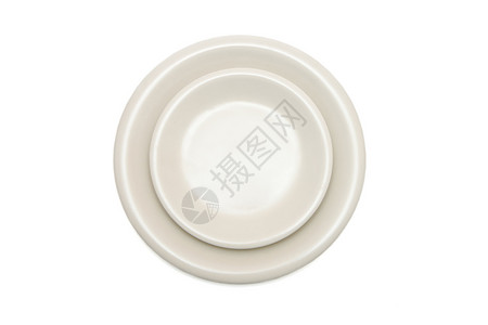 普通米边餐盘和碟片孤立陶器白色厨房用具盘子飞碟午餐服务桌子餐厅背景图片