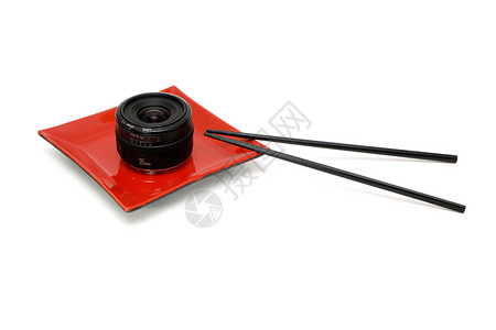 东平方板和孤立的筷子目标透镜陶瓷黑色镜片陶器用具红色盘子飞碟概念正方形背景图片