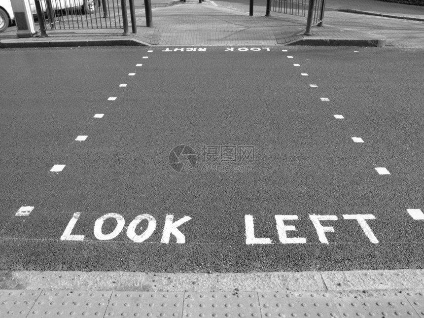 向左看交通街道警告运输斑马过境穿越安全英语行人图片