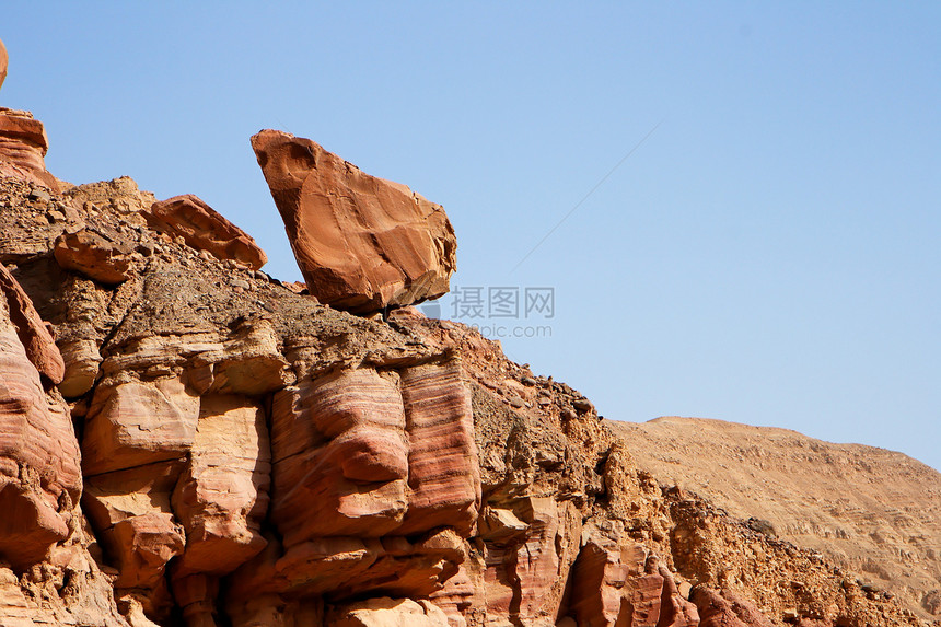 以色列内盖夫沙漠中不稳定的红岩石照片图片