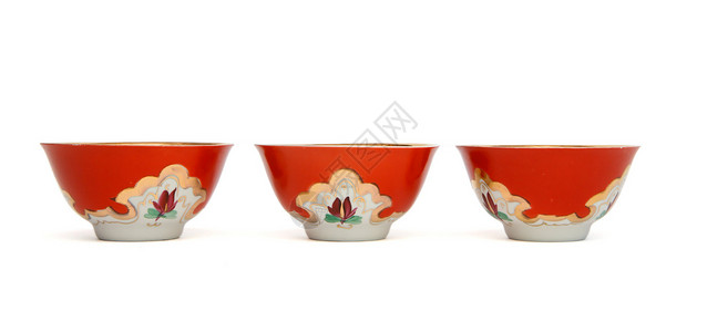 三个小的亚洲瓷瓷酒碗 与花粉模式隔离背景图片