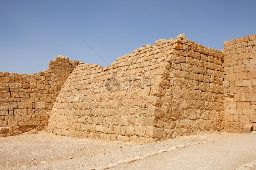 以色列奥夫达特古堡垒弯曲墙的废墟图片