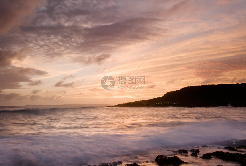 珊瑚礁海岸线的日落太阳天空海景日出蓝色海洋旅游热带海岸假期图片