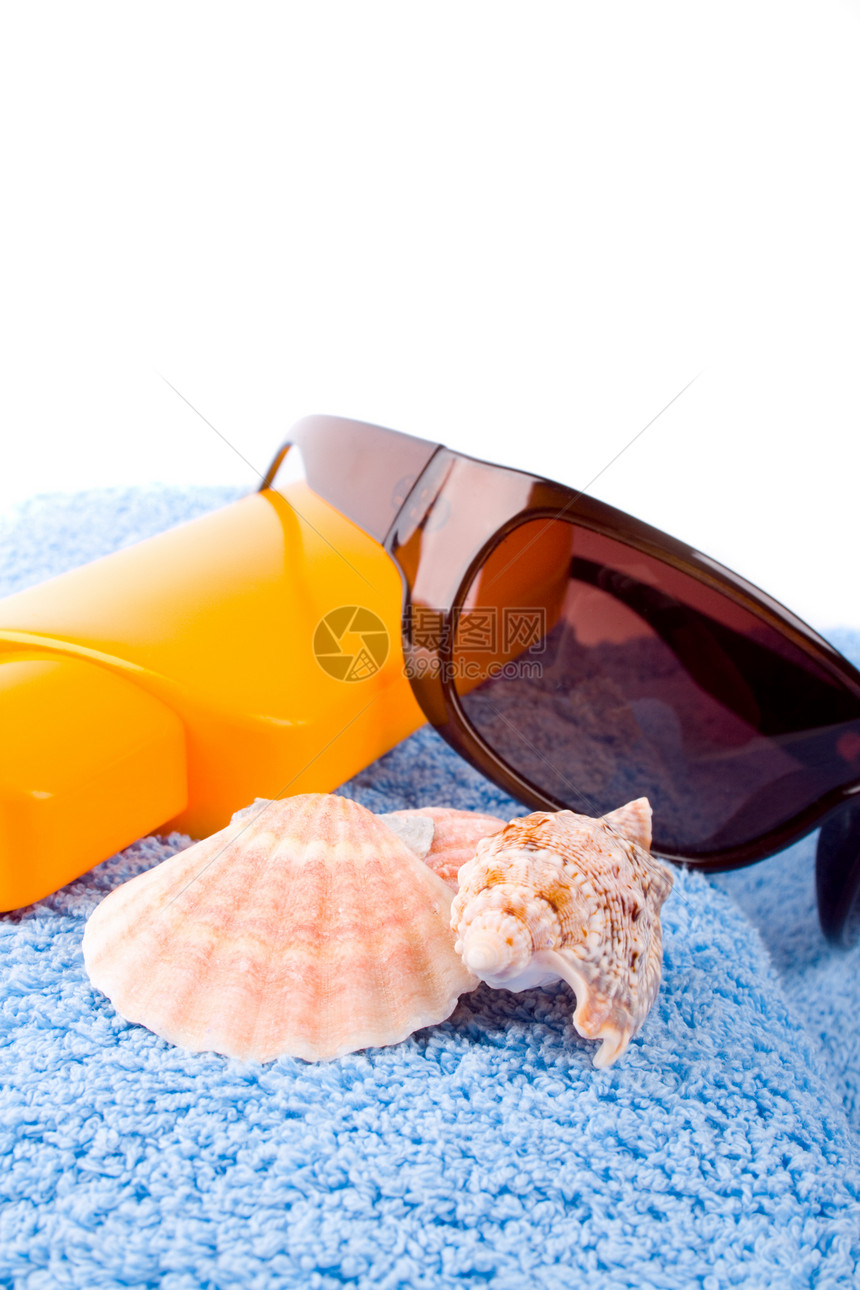 毛巾 贝壳 太阳镜和润滑剂棕色假期白色瓶子奶油海洋丁字裤蓝色黄色晒黑图片