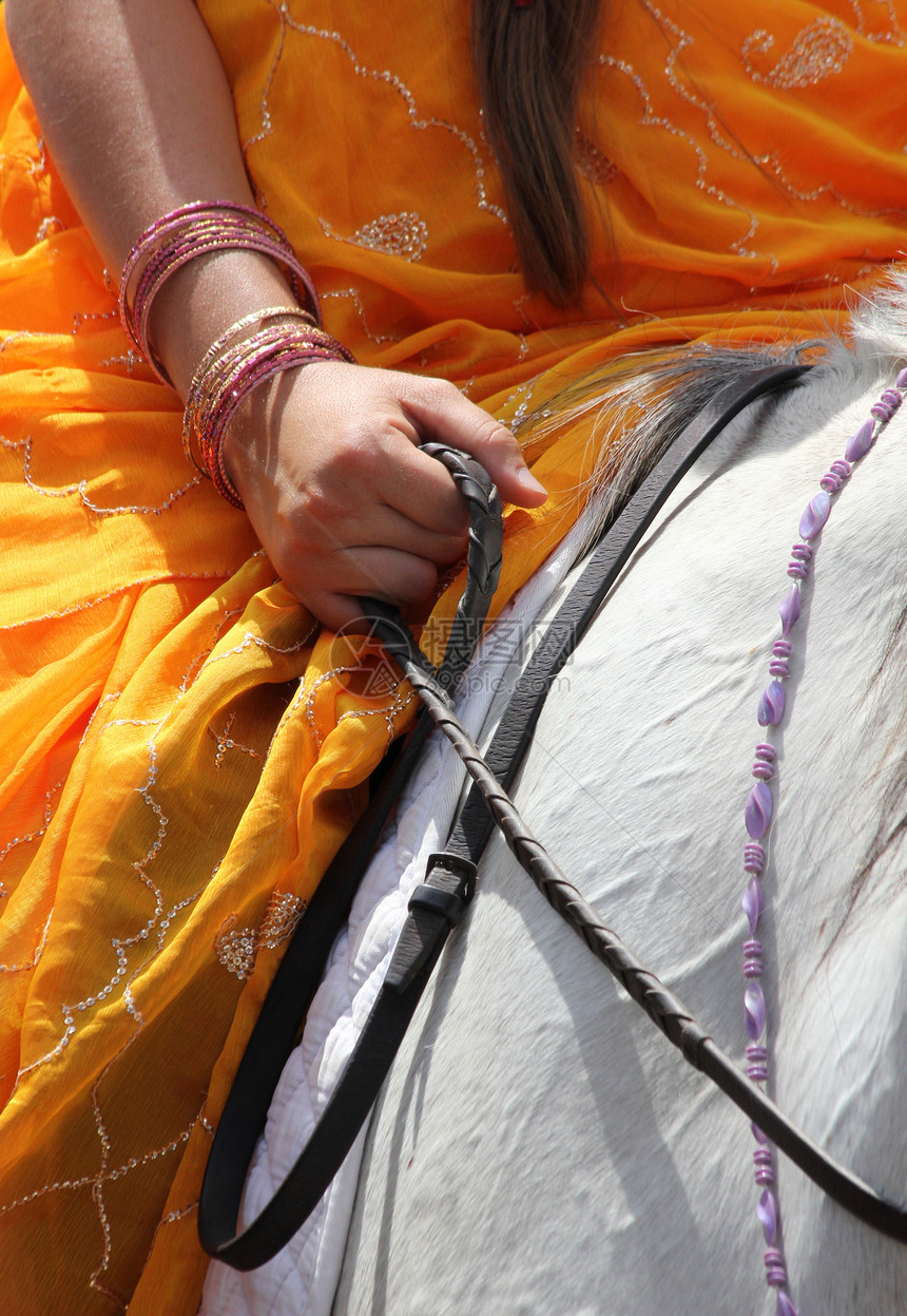 骑马马术休闲骑士戏服马背运动混血儿白色活动服装图片