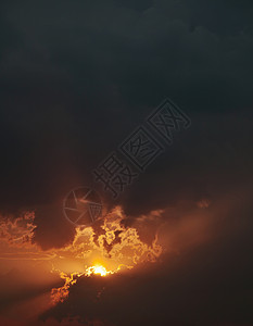 火热的日落-垂直构图背景图片
