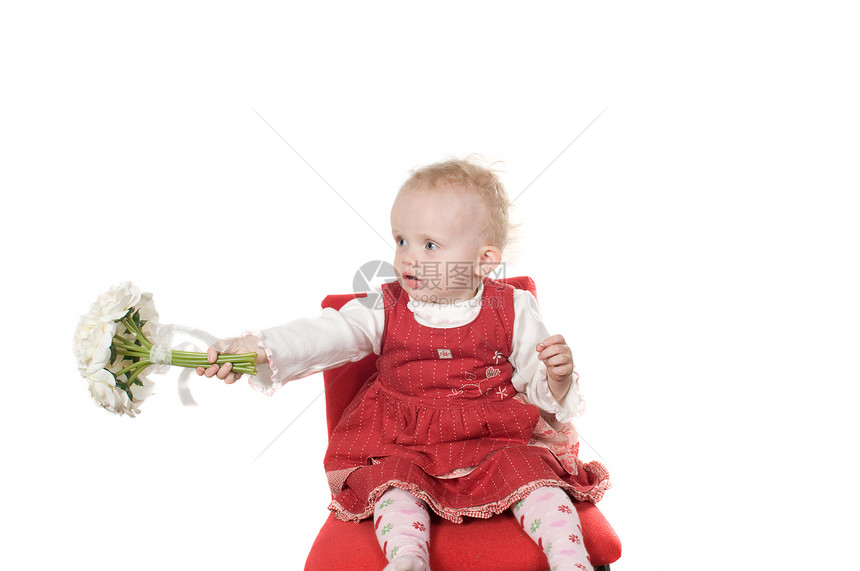 婴儿坐在椅子上金发乐趣红色花朵白色喜悦头发情感女孩幸福图片