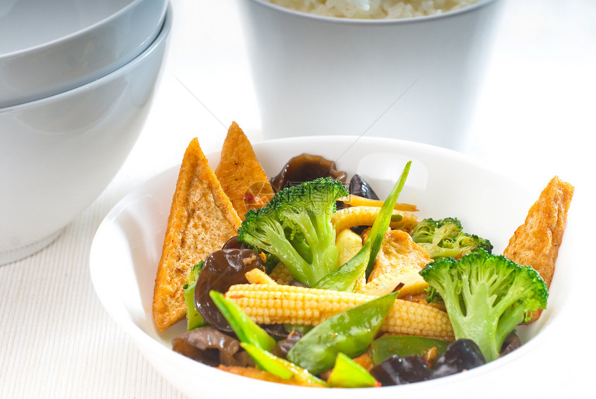 豆腐和蔬菜牛肉玉米营养油炸食物胡椒午餐竹子洋葱美食图片
