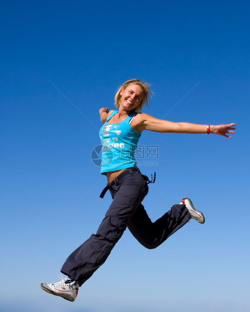 跳跳女蓝色运动自由衣服活力行动乐趣喜悦女性飞行图片