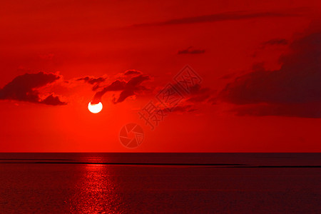 上午红色天空背景图片
