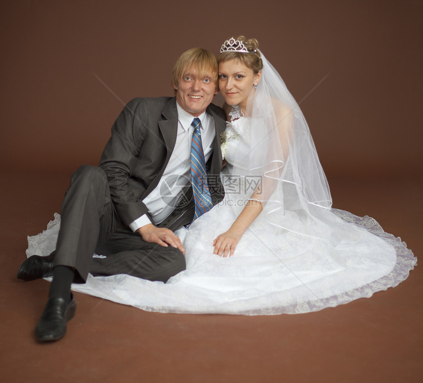 棕色背景的新婚快乐情侣图片