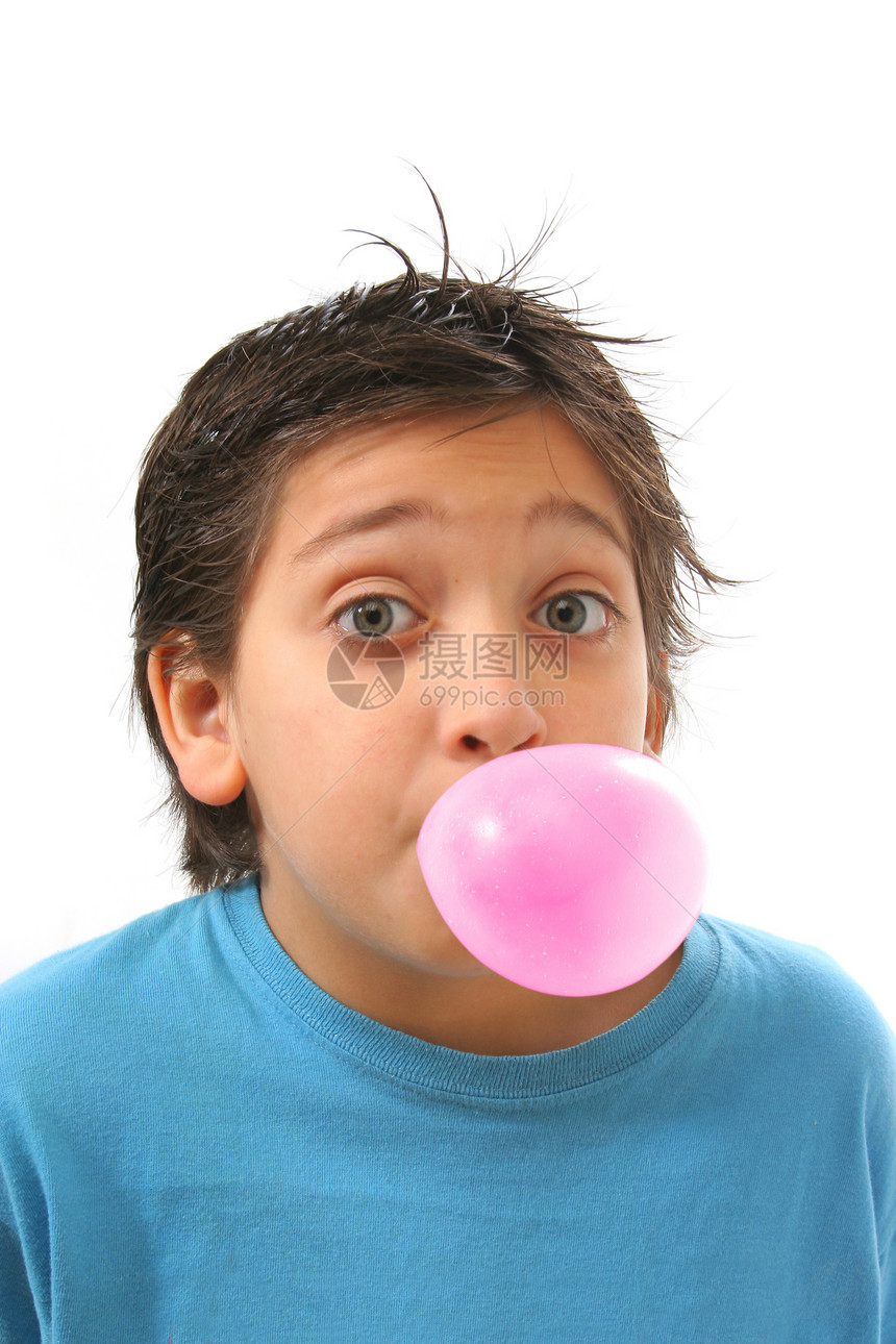 男孩吹粉红色泡泡糖口香糖眼睛打击牙龈咀嚼微笑味道粉色孩子们糖果气球图片