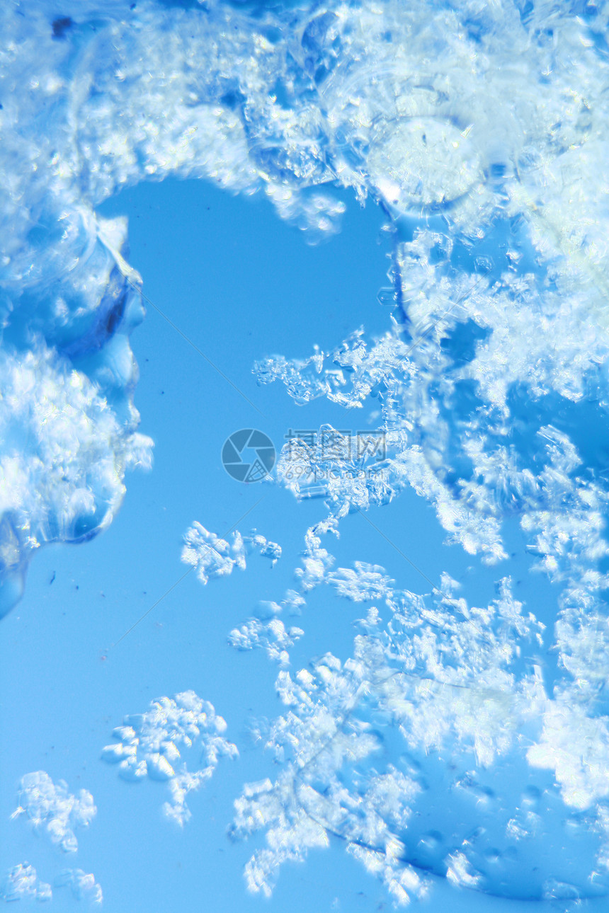 冷冻水滴白色冻结霜纹天空蓝色图片