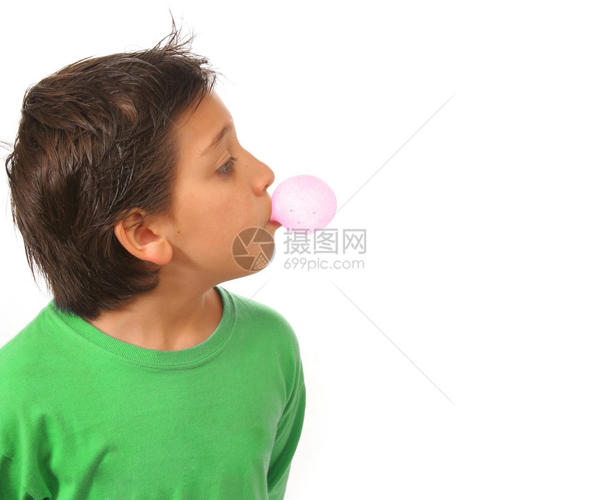 男孩吹粉红色泡泡糖口香糖糖果粉色孩子们打击咀嚼眼睛男生微笑口香糖软糖图片