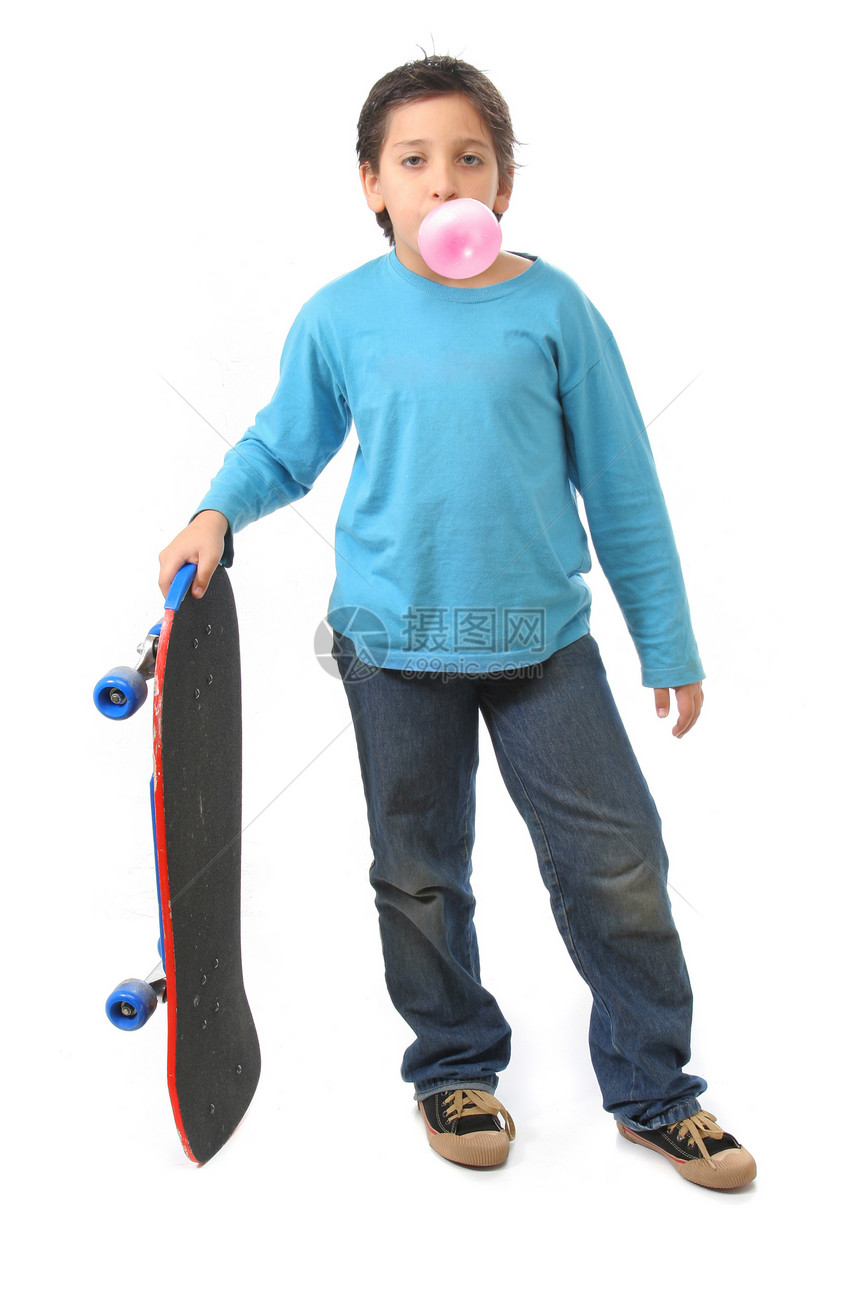男孩吹泡泡口香糖 拿着溜冰鞋味道咀嚼糖果滑冰微笑乐趣孩子们打击软糖粉色图片