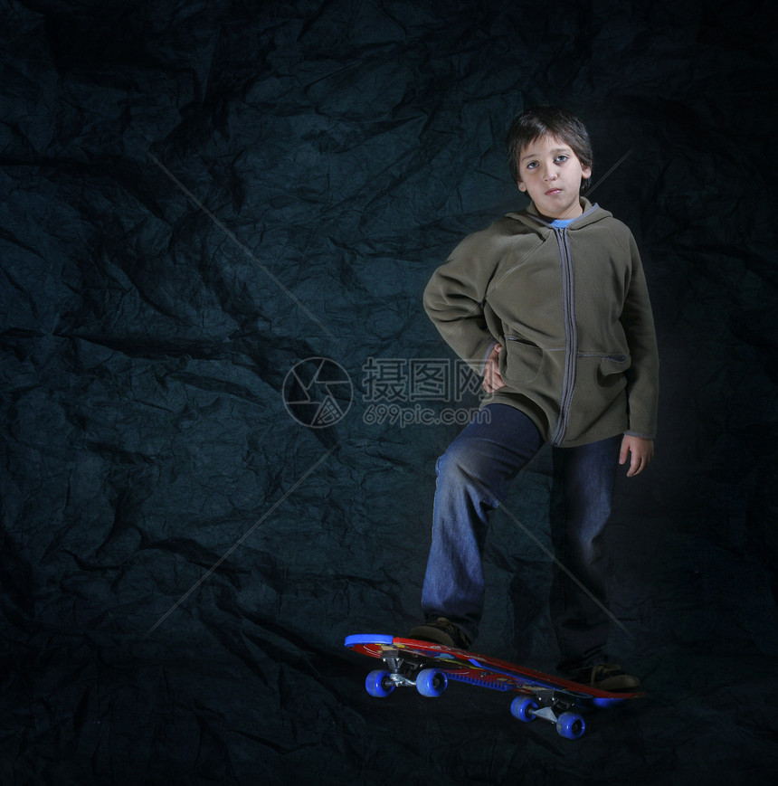 冷酷态度的Skater男孩 格朗格风格速度滑冰眼睛骑术全身男生街道木板青少年极限图片