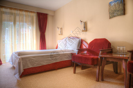 旅馆卧室红色桌子酒店房间枕头家具窗户客栈棕色椅子背景图片