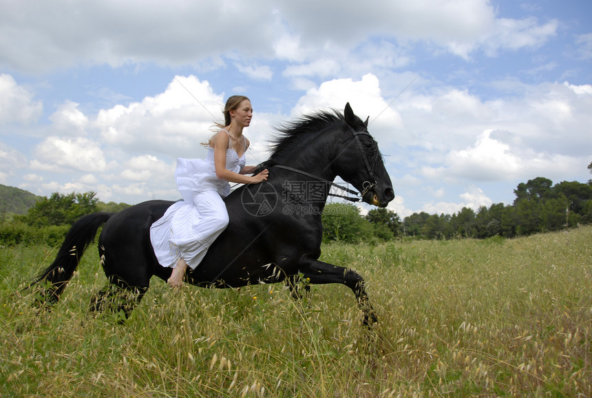 结婚时骑车的妇女白色动物场地黑色风暴青少年裙子已婚草地骑马图片