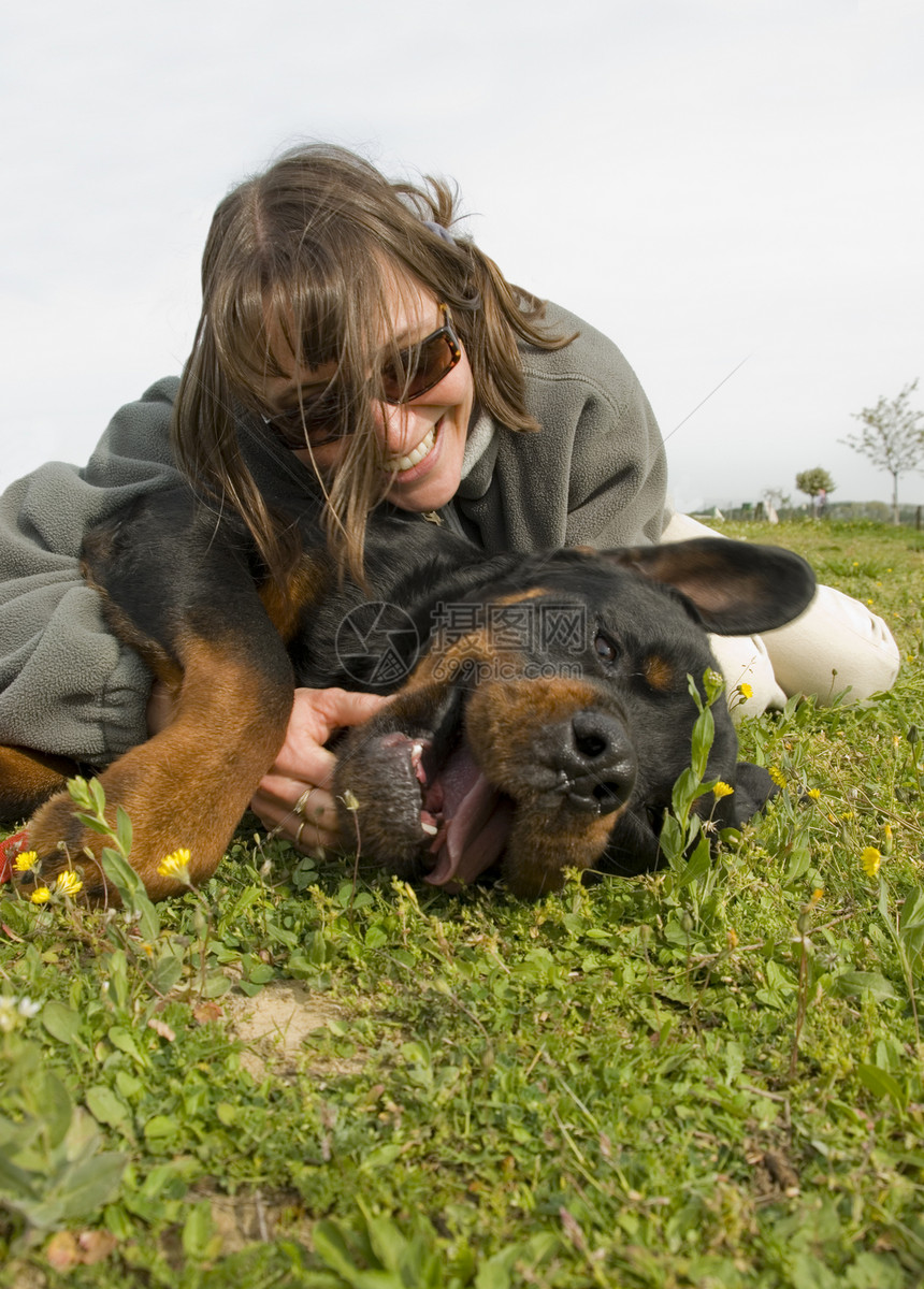 微笑的女孩和狗风险女士友谊黑色幸福动物朋友纳犬舌头眼镜图片