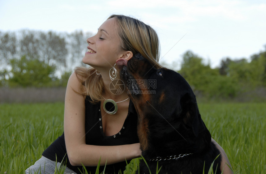 快乐的年轻少年和她的狗警卫场地伴侣女士女孩动物友谊衣领舌头宠物图片