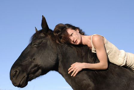 女人和马运动鬃毛宠物女孩微笑太阳友谊朋友动物幸福高清图片