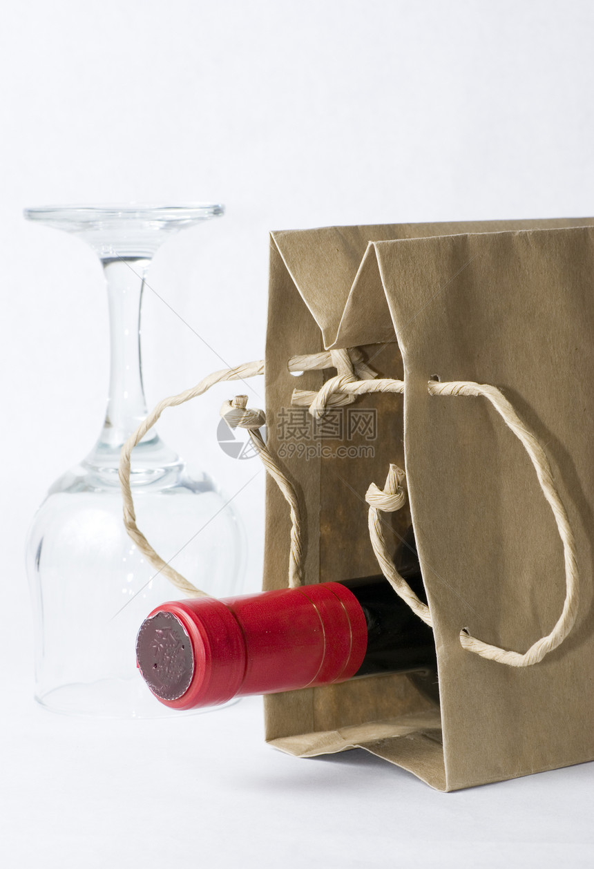 玻璃和红酒瓶红色瓶子液体购物白色饮料酒厂标签图片