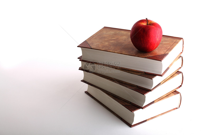 书堆中的红苹果Name图片