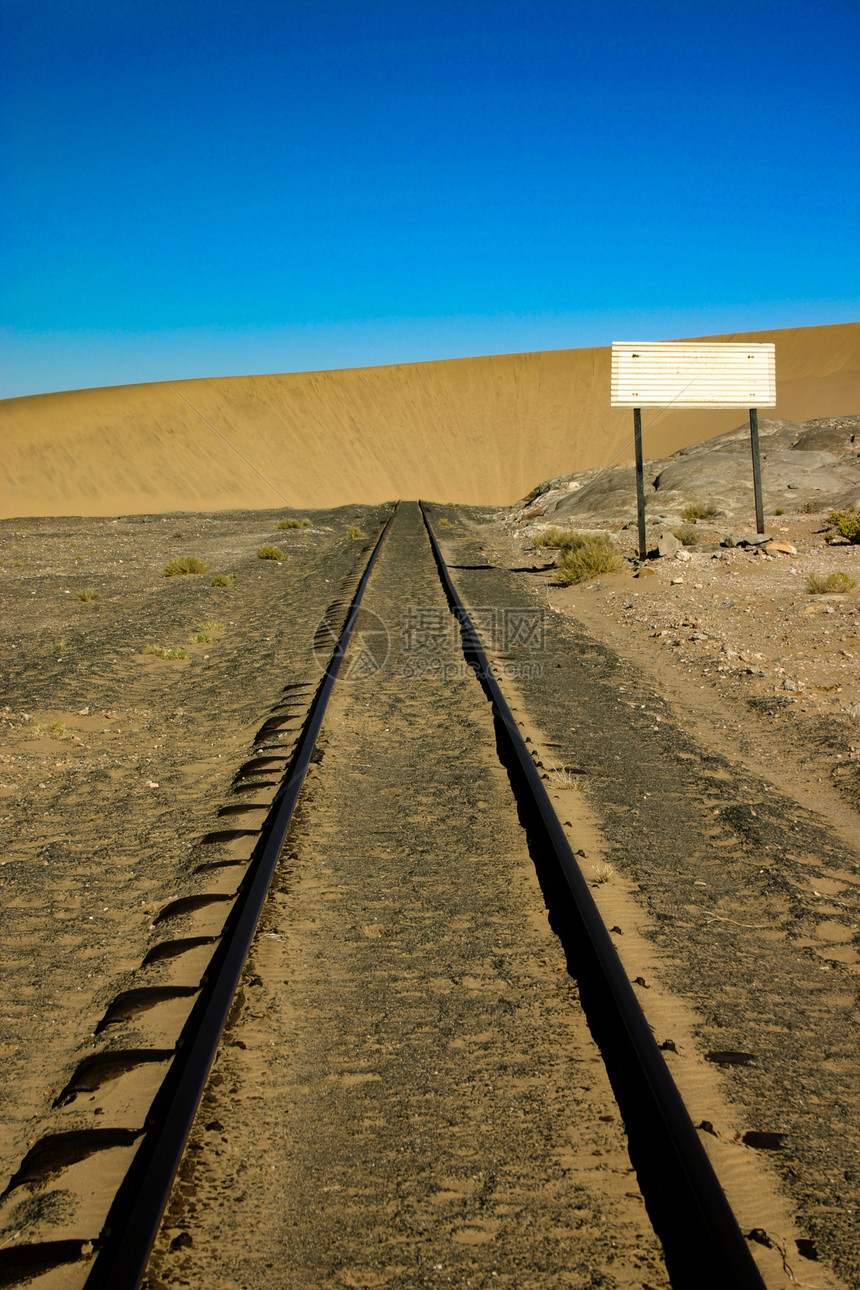 无路可走前路沙漠枕木路障尽头蓝色天空运输队伍火车图片